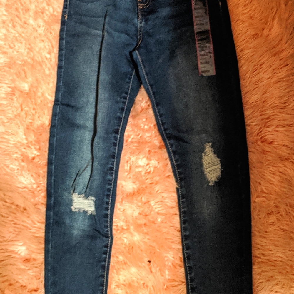 Size 1 NWT Madrid spray on jeans!